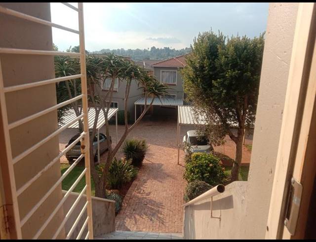 2 BEDROOM TOWNHOUSE FOR SALE IN FLORIDA GLEN